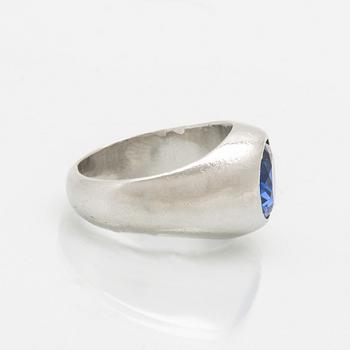 A platinum ring with a synthetic spinel.