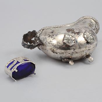SÅSSNIPA, SALTSKED samt SALTKAR, silver och glas, 1900-tal, vikt (exklusive glasinsats) 230 gram.