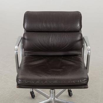 CHARLES & RAY EAMES, skrivbordsstol, "Soft pad chair". Herman Miller omkring 2000.