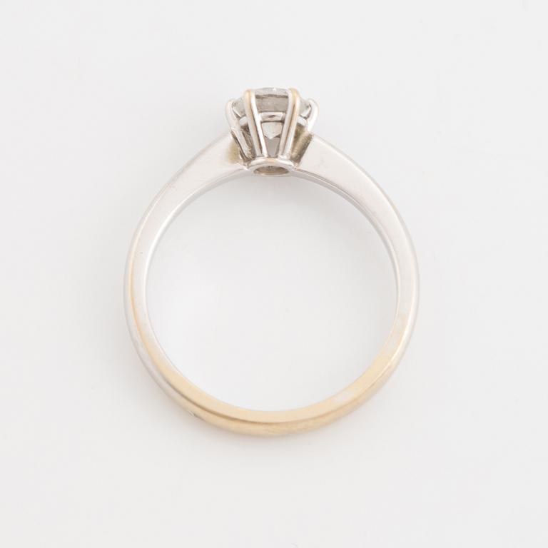 Ring, solitaire ring with brilliant-cut diamond.