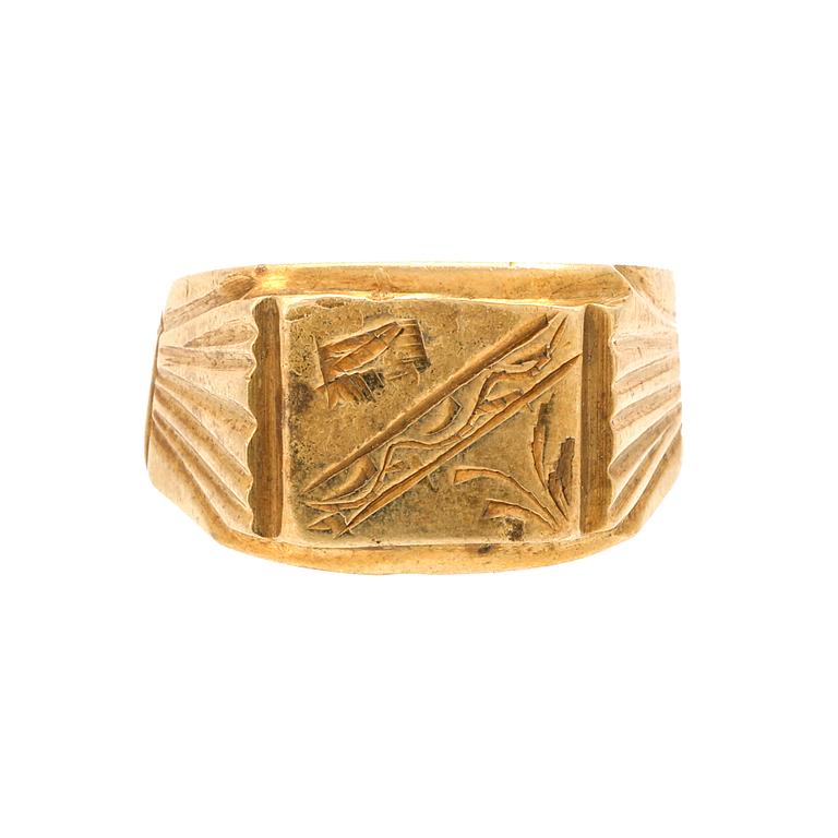 An 18K gold ring.