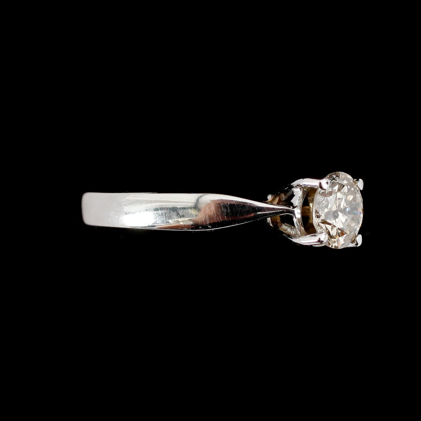 RING, 14 k vitguld, solitär briljantslipad diamant ca 0,90 ct.