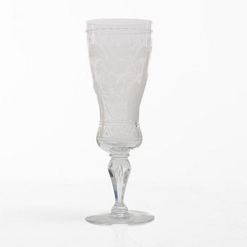 Vicke Lindstrand, a 23 piece "Dalecarlia" glass service, Kosta Boda.