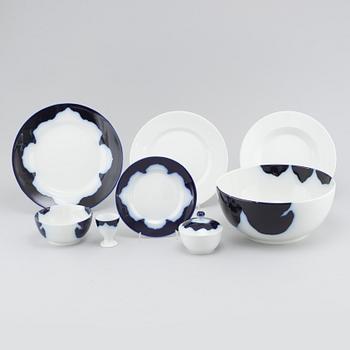 67 pieces of porcelan table ware, partly designed by Lin Utzon, Royal Copenhagen, 1980s.