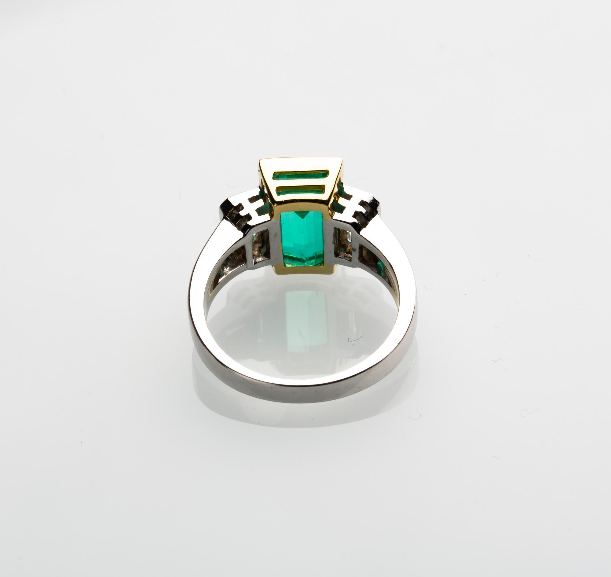 RING, 18 k guld samt vitguld med smaragd ca 2.30 ct, 2 baguetteslipade diamanter totalt ca 0.60 ct. Vikt ca 7 g.