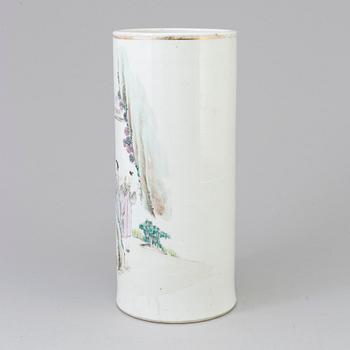 A Chinese famille rose porcelain hat stand, early 20th century.