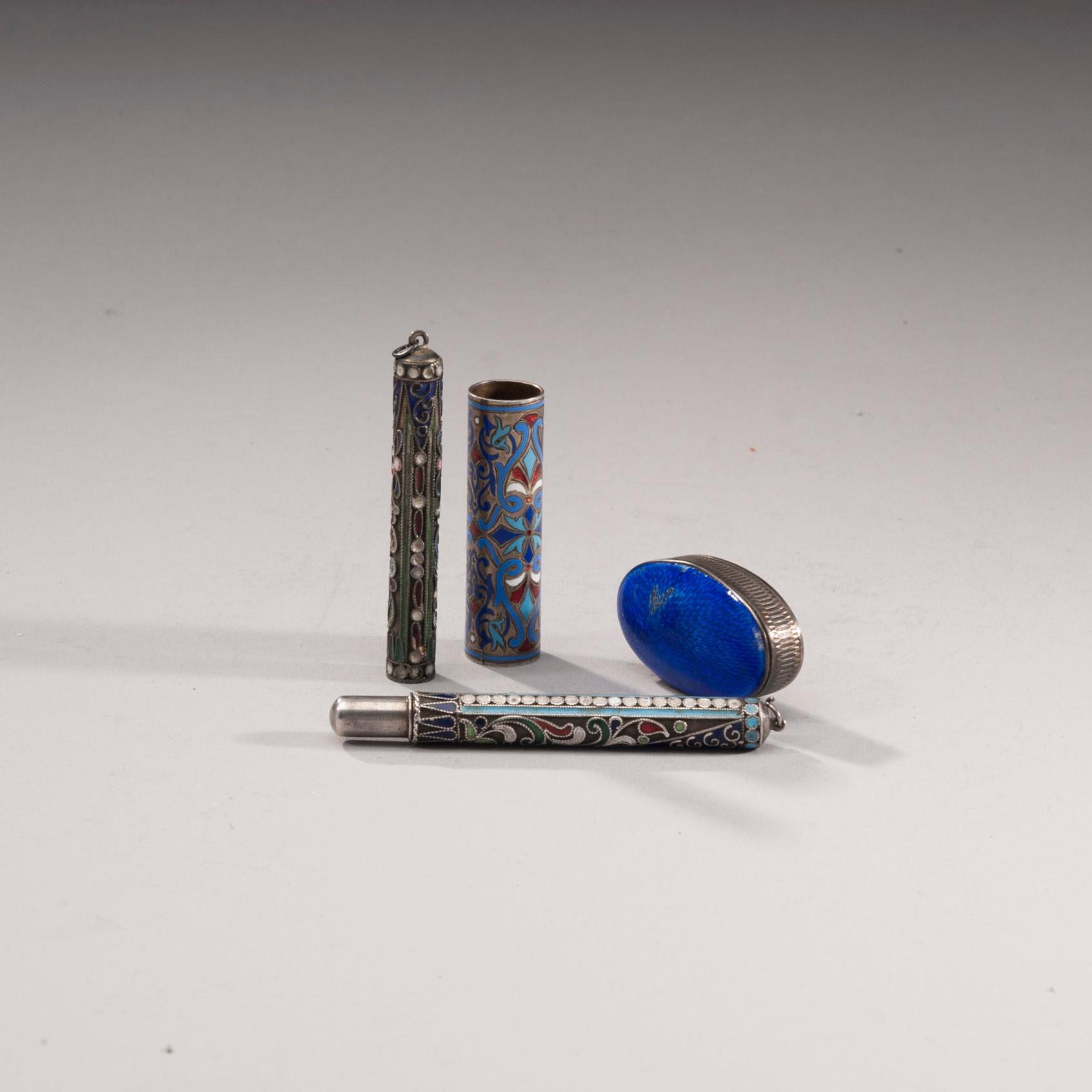 HOLKAR FÖR PENNOR 3 ST OCH PILLERDOSA, emaljerat silver, Ryssland 1900-talets början.