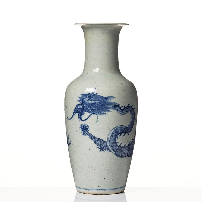 A large Chinese blue and white 'five clawed dragon vase' vase, late Qing dynasty, 19th century.