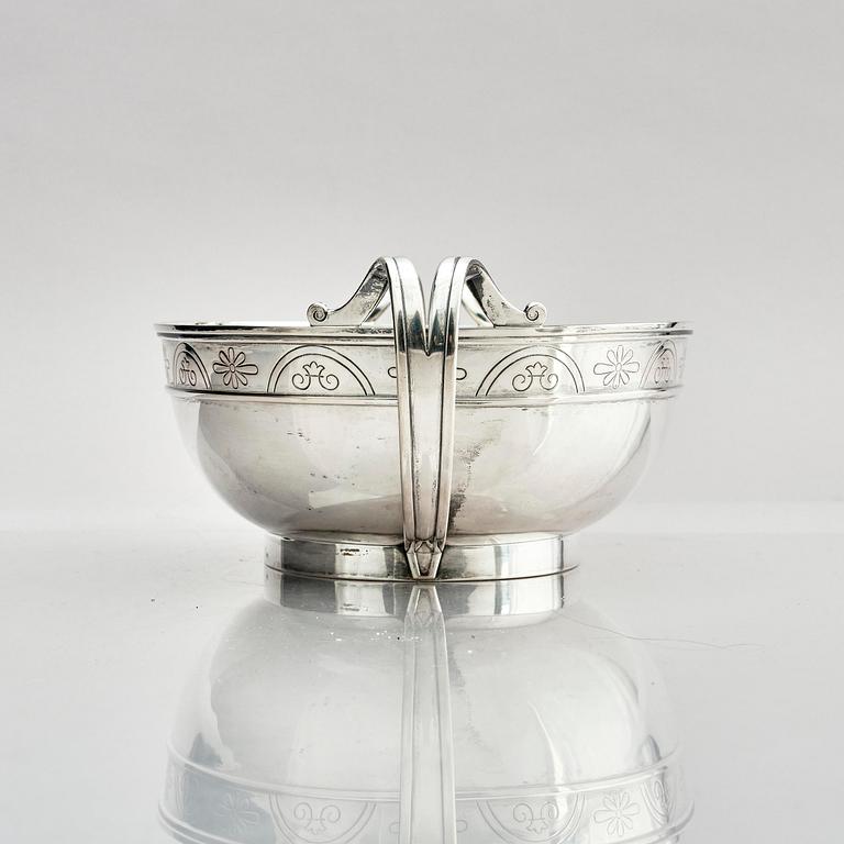 W.A. Bolin, oval skål med hänklar, silver. Stockholm 1931.