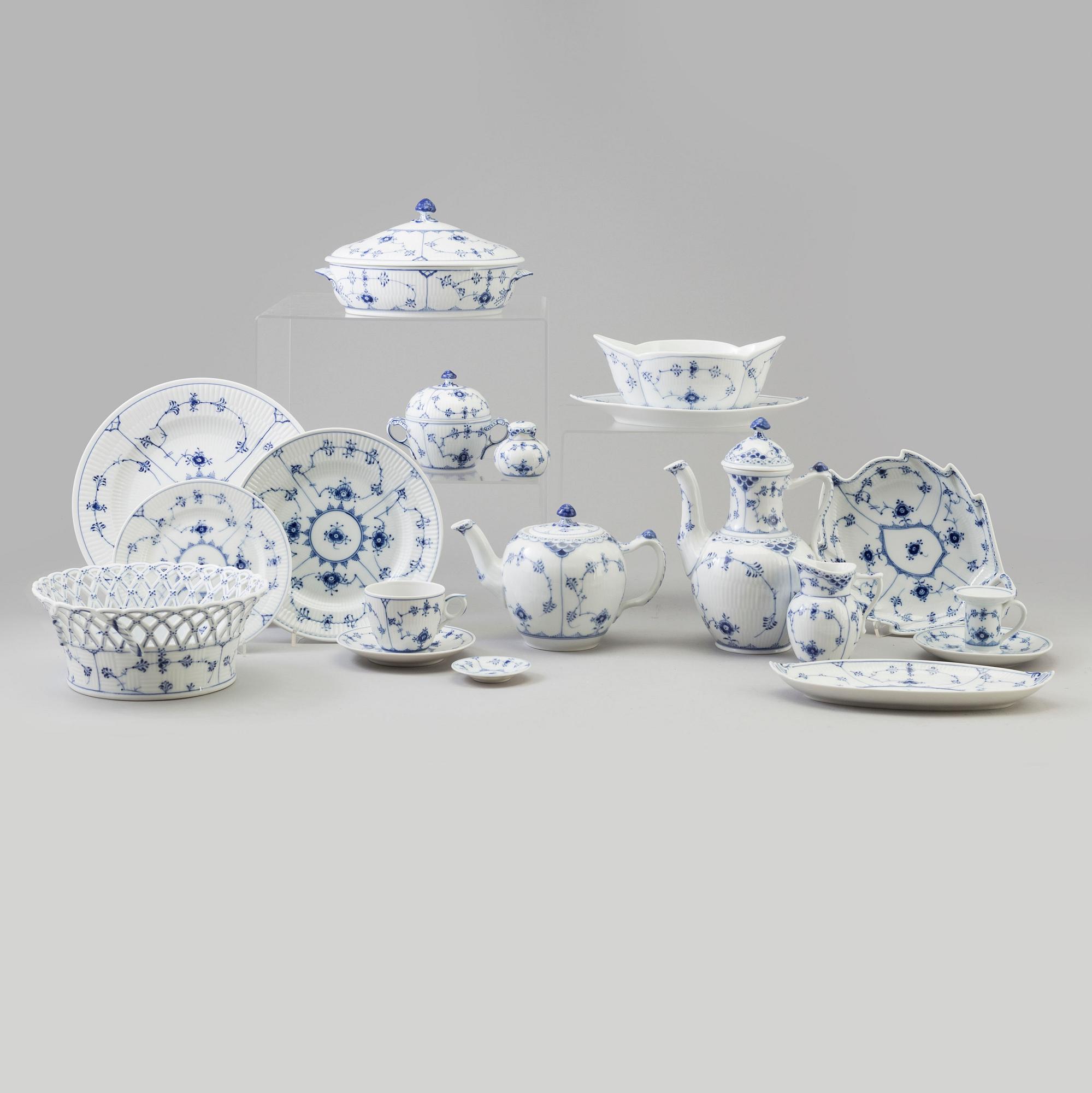 113 pieces of porcelain tableware from Royal Copenhagen, model "Musselmalet", 20th century.