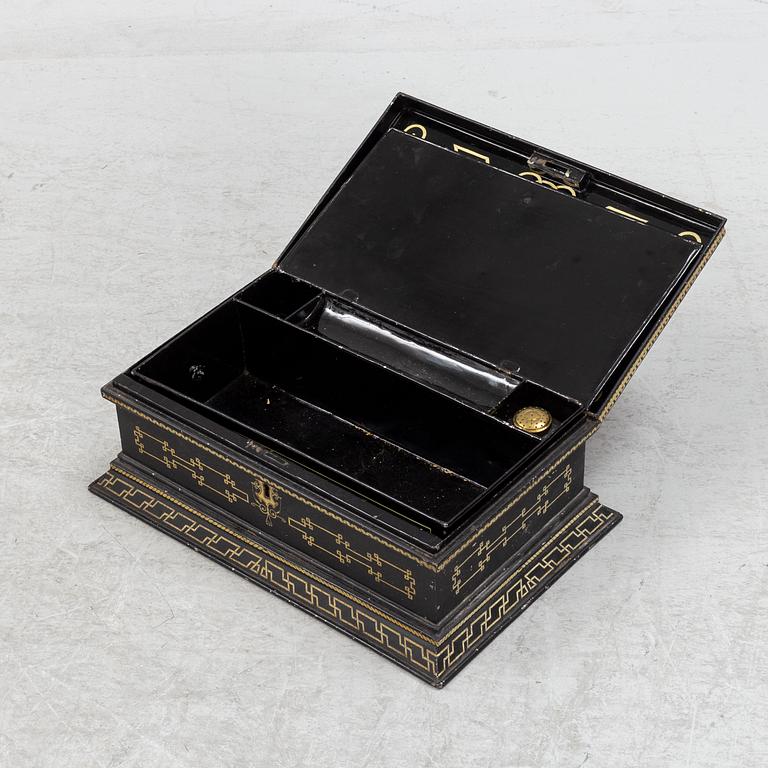 Bord med skrin, Ersbach und Hausness Blechwarenfabrik, Dresden, 1880-tal.