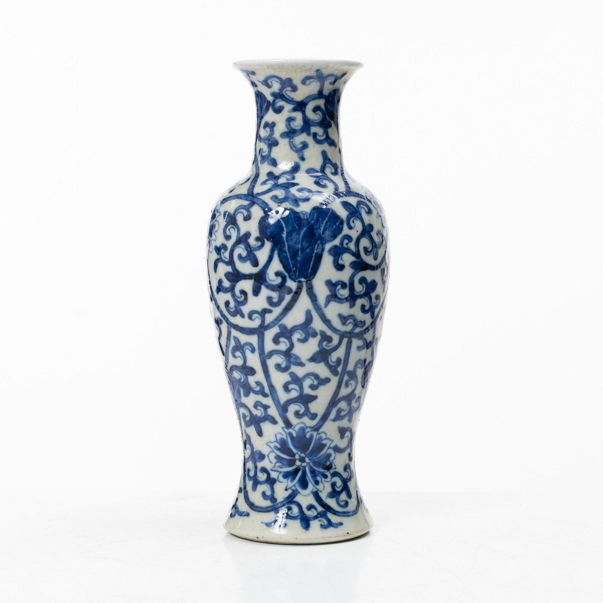 Vas, porslin. Sen Qingdynasti.