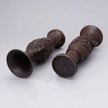 A pair of Chinese vases in patinated brass, turn of the 20th century .