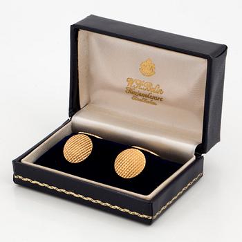 A pair of 18K gold cufflinks.