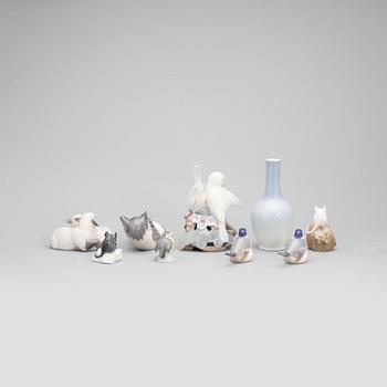 FIGURINER, 9 st samt VAS, porslin, Royal Copenhagen, Danmark.