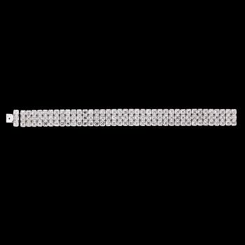 ARMBAND, tre sammansatta rader med assher-slipade diamanter, tot 60.70 ct, vardera diamant just under 0.50 ct /st.