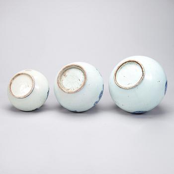 KRUKOR, 3 st och SKÅL, porslin, Kina 1800-talets slut.
