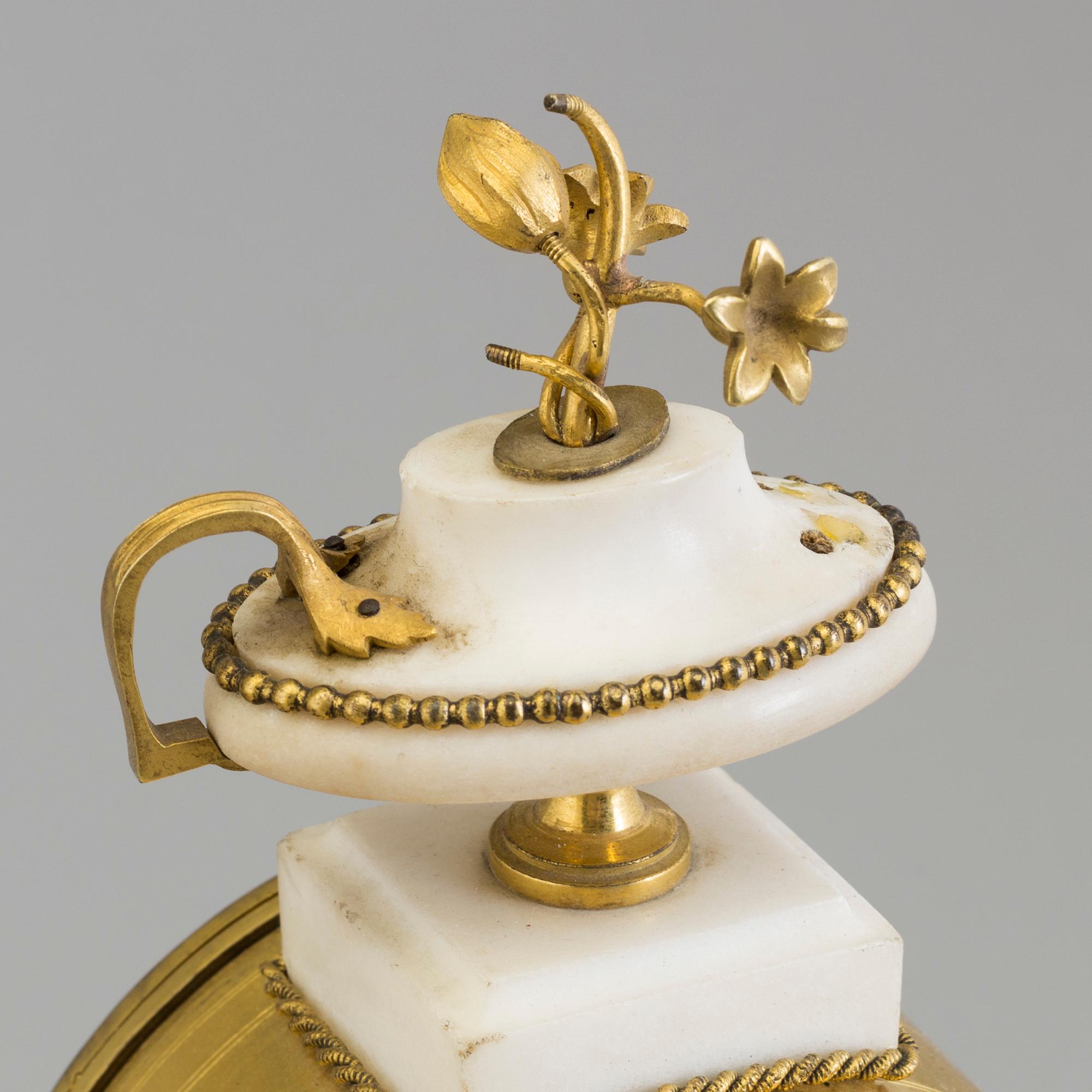 A MANTEL CLOCK, first half of the 19th century.