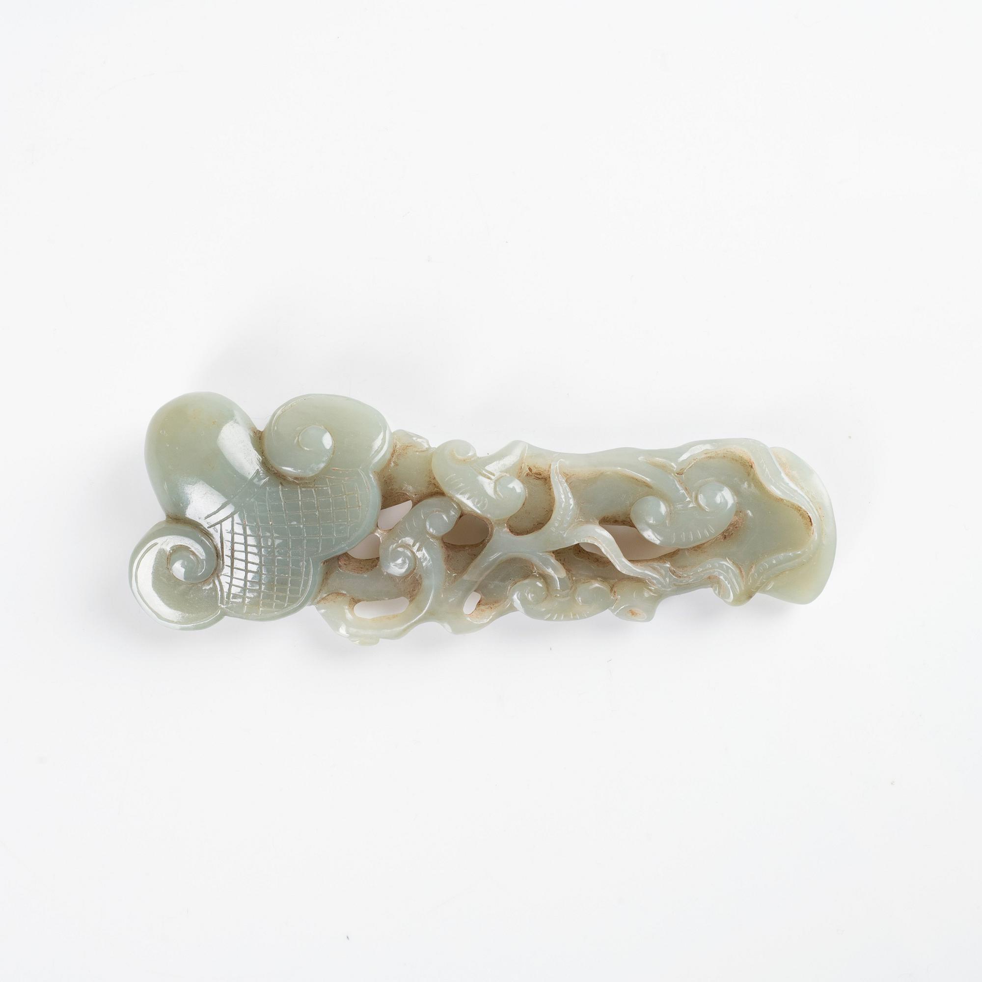 Amulett och skulptur, nefrit, 1900-tal.
