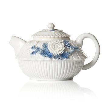 1055. A blue and white tea pot with cover, Qing dynasty, Kangxi (1662-1722).