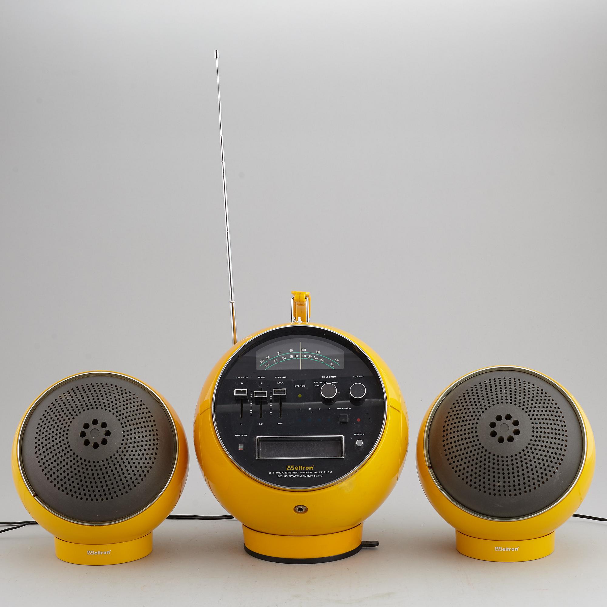 A 1970's Weltron Radio with speakers.