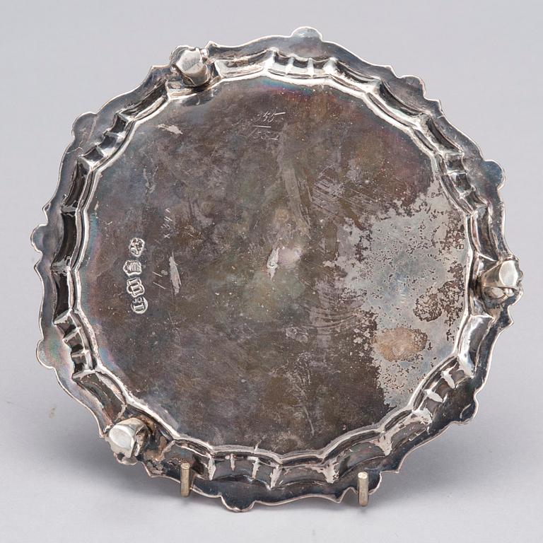 BRICKA, sterling silver, London 1747. Vikt 210 g.