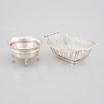 Seven pieces of English silver, different silver smiths, 1904-1936.