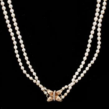 PÄRLCOLLIER, guldlås, 18K, otydliga svenska stämplar.
