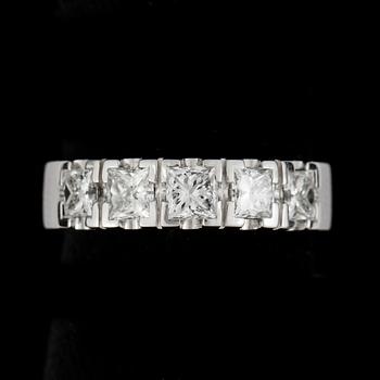 RING, 18k vitguld med briljantslipade diamanter tot ca1,35ct. Vikt 5,9g.