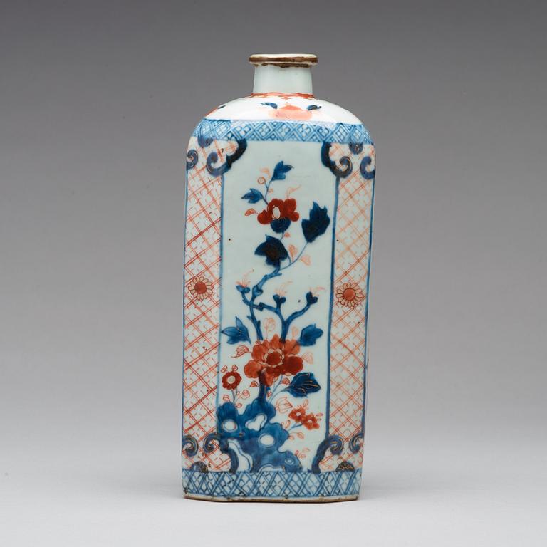 FLASKA, porslin. Qingdynastin, Kangxi (1662-1722).