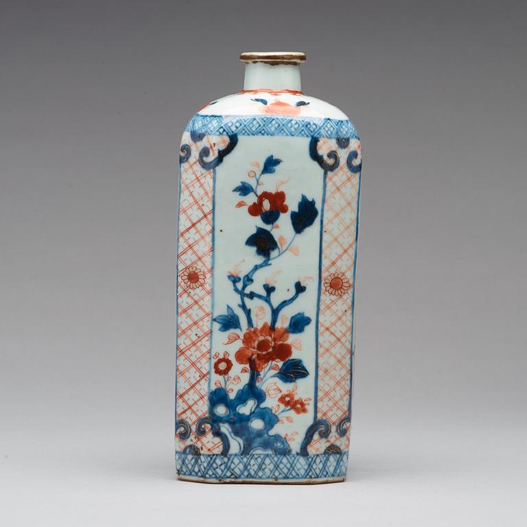 An imari bottle flask, Qing dynasty, Kangxi (1662-1722).