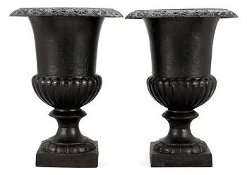 790. A pair of 20th cent cast iron garden urn.