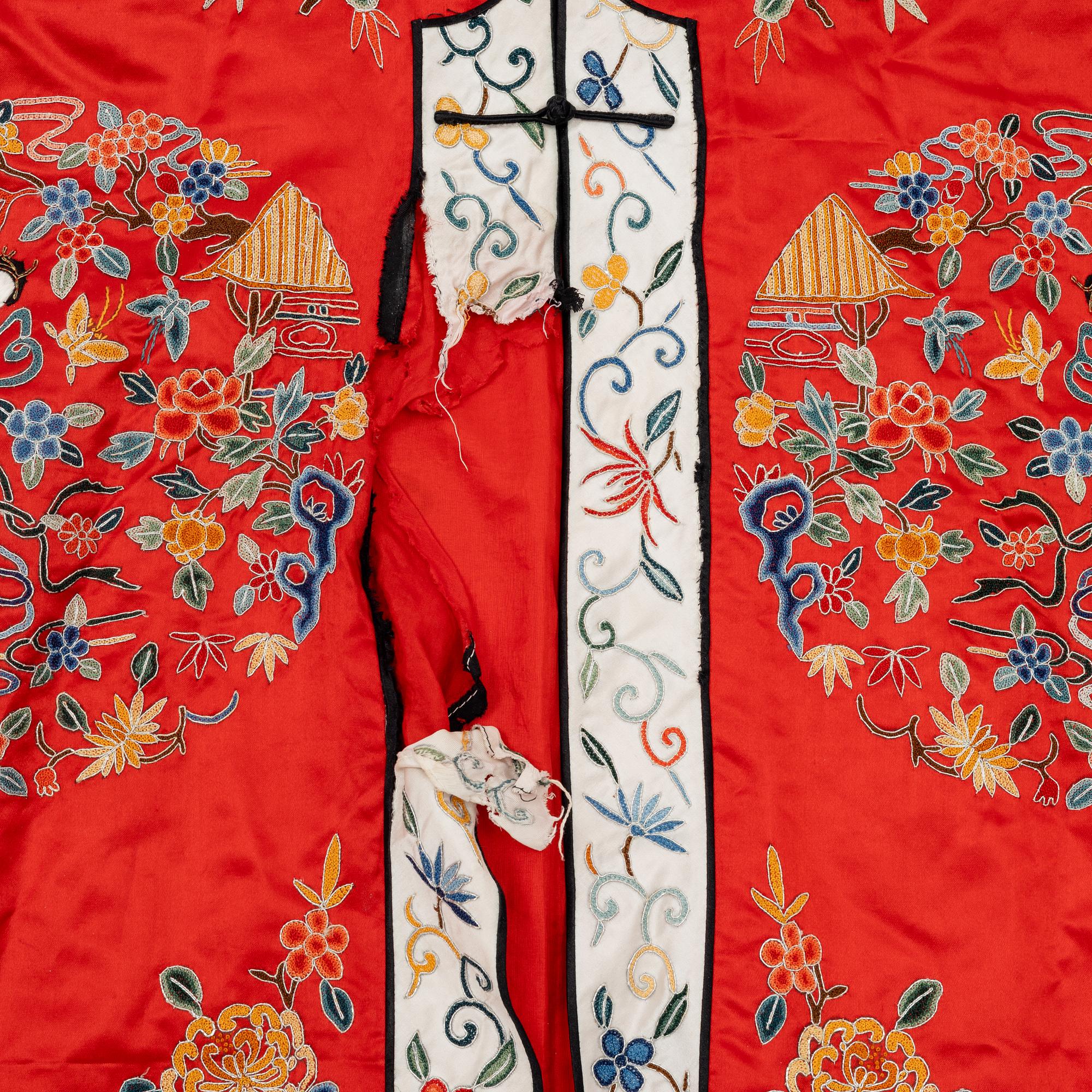 An embroidered Chinese silk robe, first half of the 20th century.