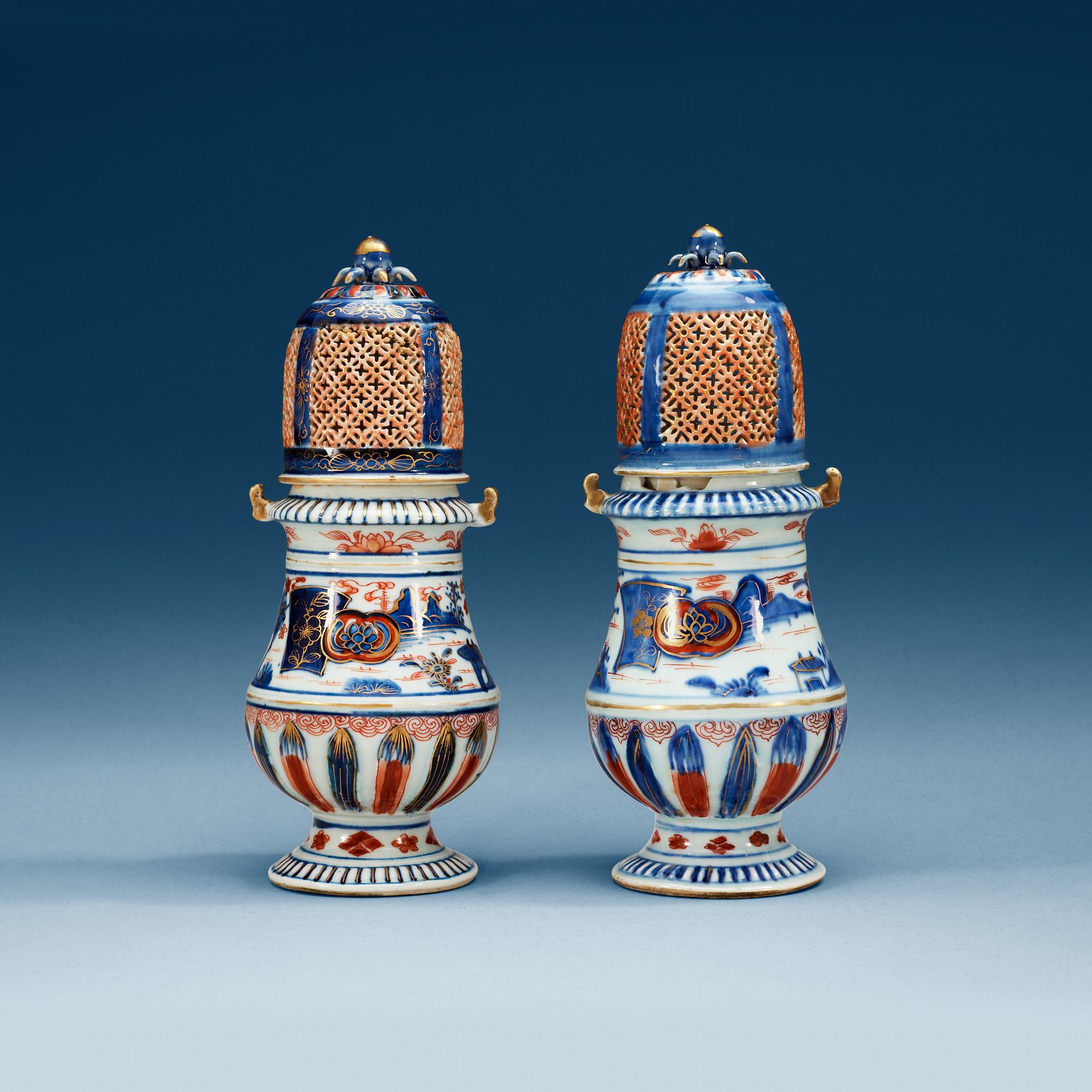 A pair of imari sugar casters, Qing dynasty, Kangxi (1662-1722).