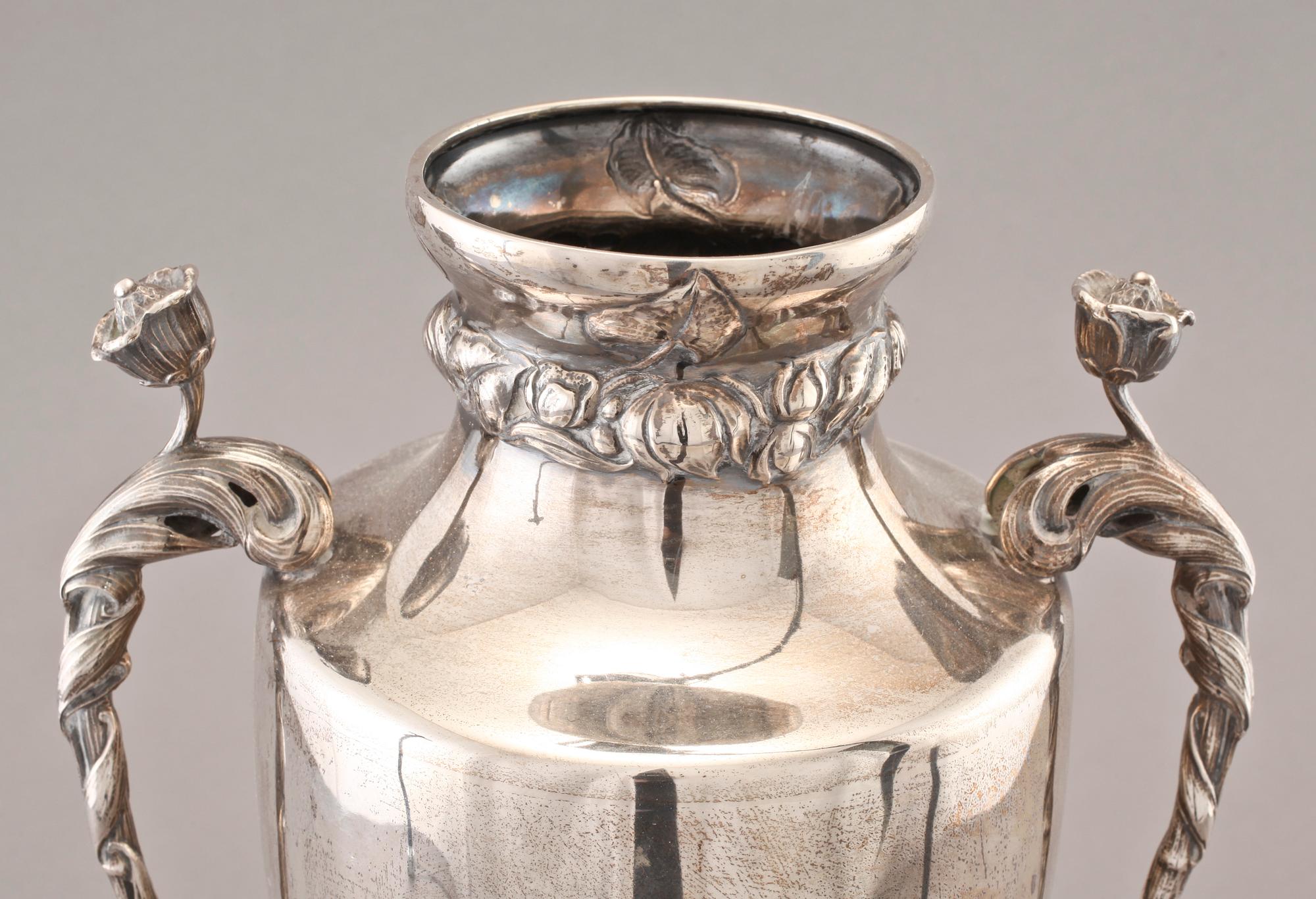 HÄNKELVASER, ett par, silver, C G Hallberg, Stockholm, 1907.