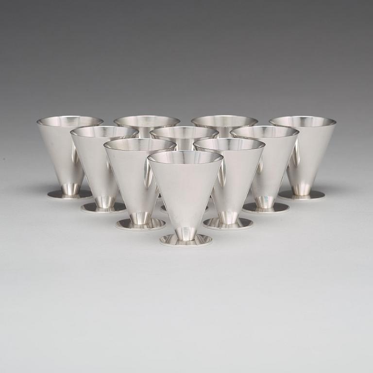 Wiwen Nilsson, cocktailset, Lund 1946, sterling (cocktailshaker, 10 cocktailglas samt bricka).