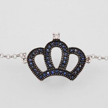 ARMBAND, 18K vitguld med briljantslipad diamant ca 0.02 ct samt fasettslipade safirer ca 0.19 ct. Vikt 1,8 gram.