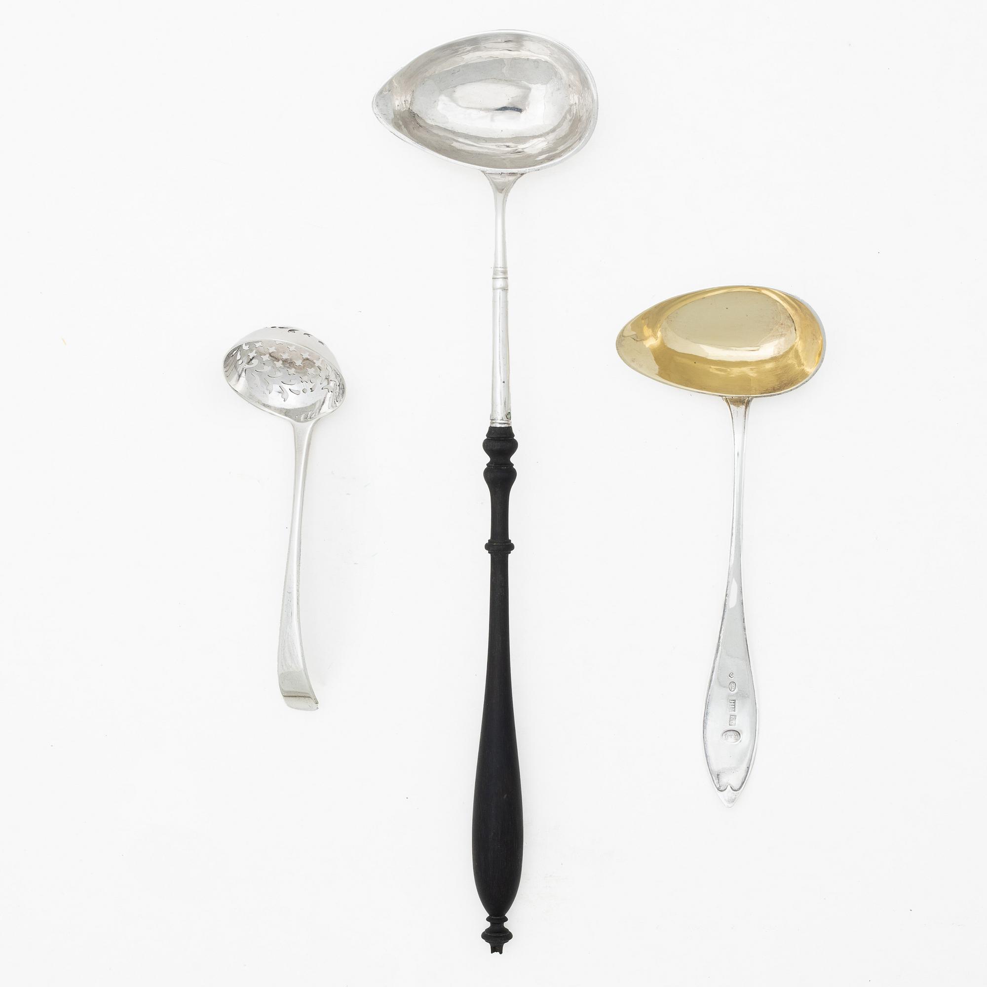 Soppslev, såssked samt strösked, silver, Sverige och England omkring år 1800.