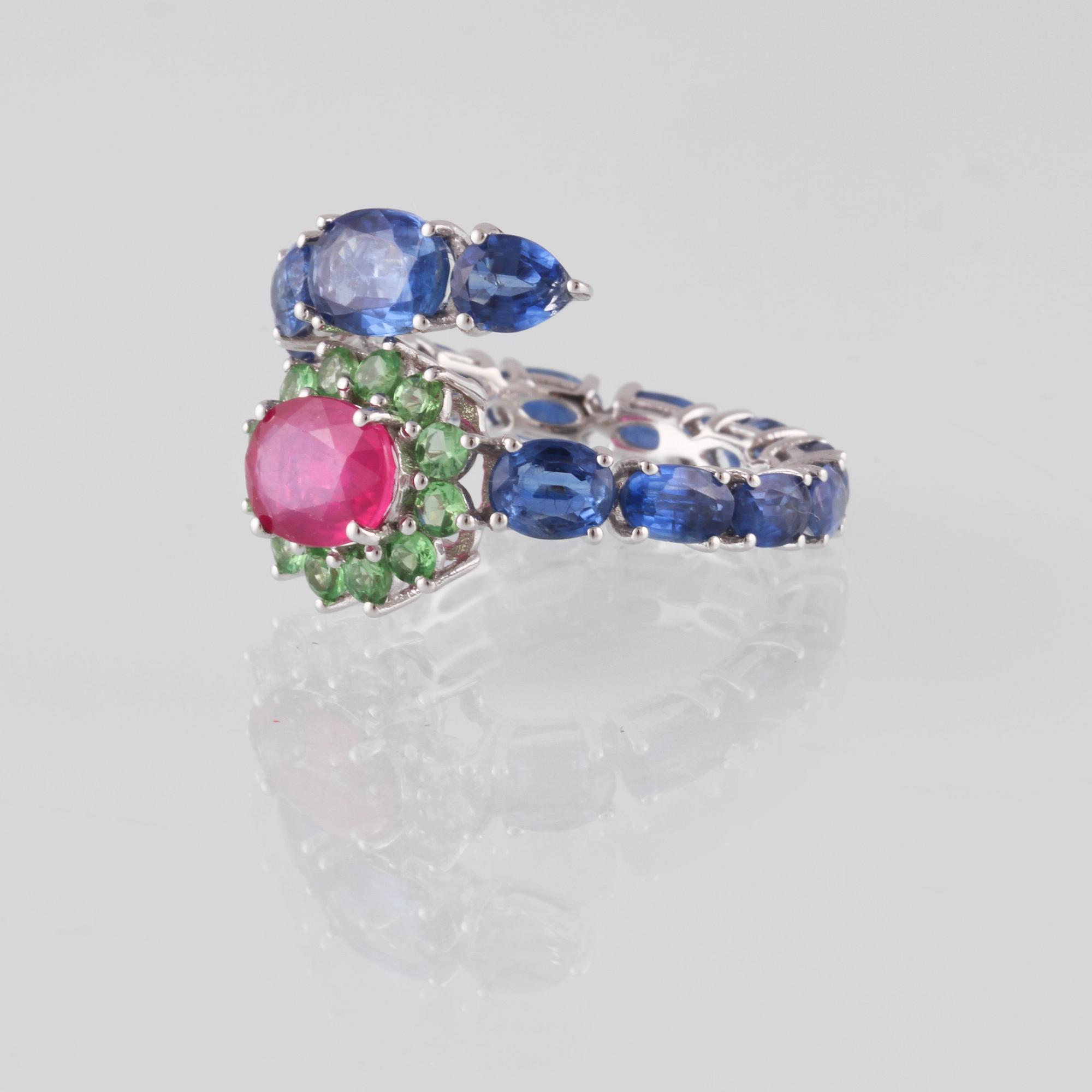 RING, 18K vitguld med fasettslipad rubin ca 1.55 ct, kyaniter  5.26 ct samt demantoider ca 0.70 ct. Vikt ca 4,7 gram.