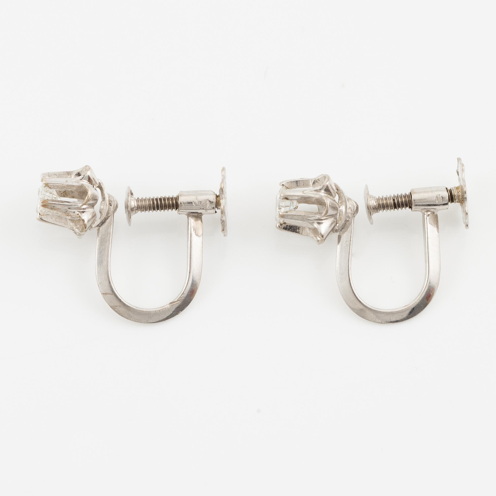 Örhängen ett par, 18K vitguld med briljantslipade diamanter.