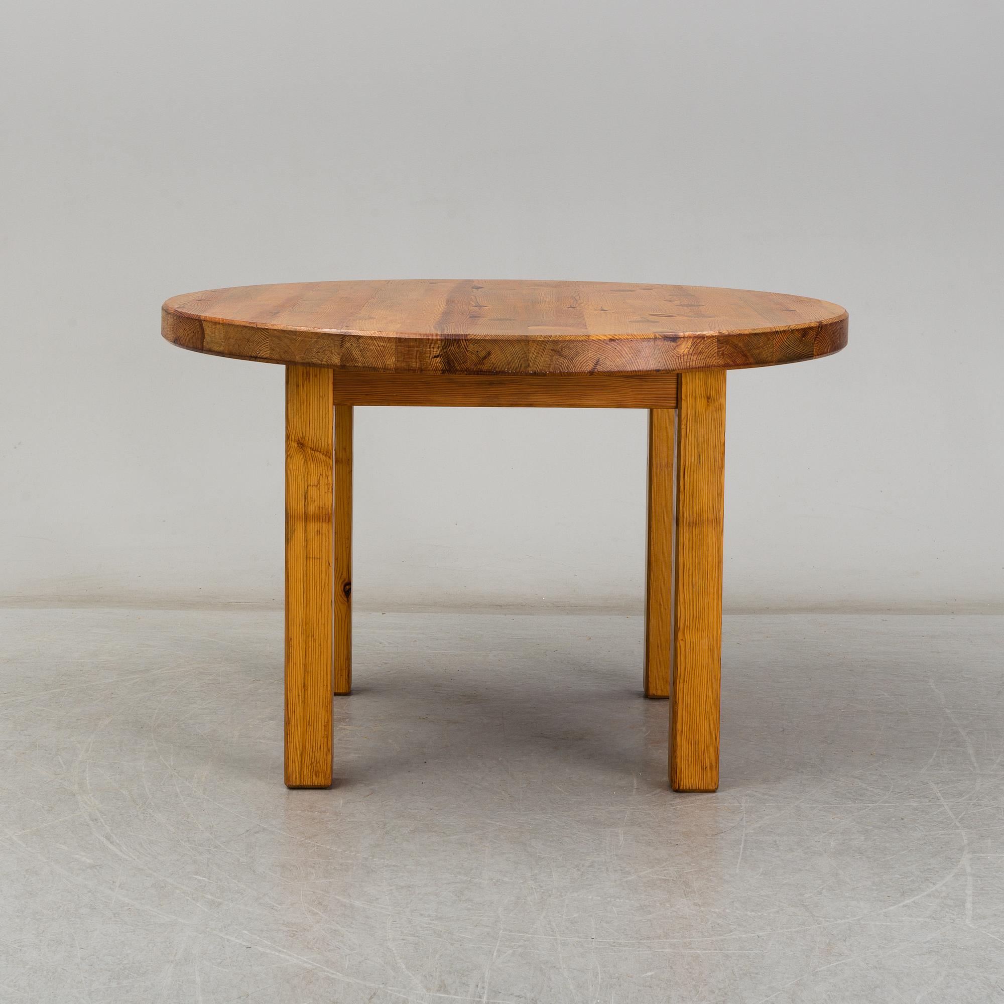 A pine dining table attributed to Roland Wilhelmsson. Second half of the 20th century.