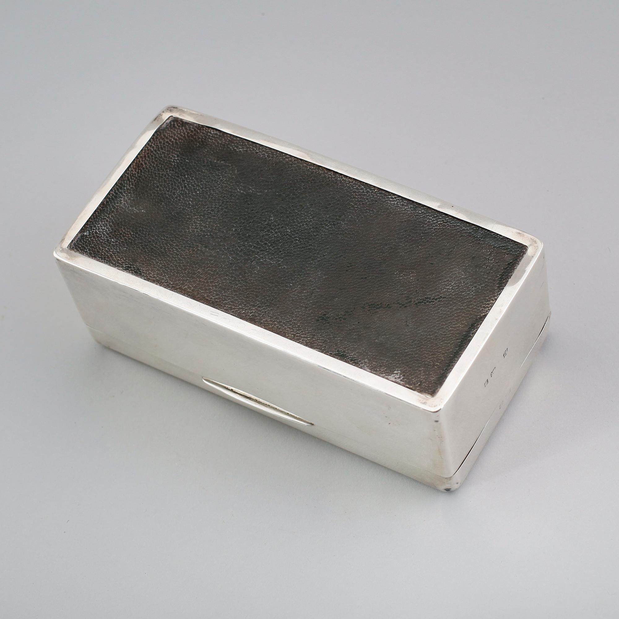 CIGARETTSKRIN, silver, London 1924. Vikt med inredning ca 569 gram.