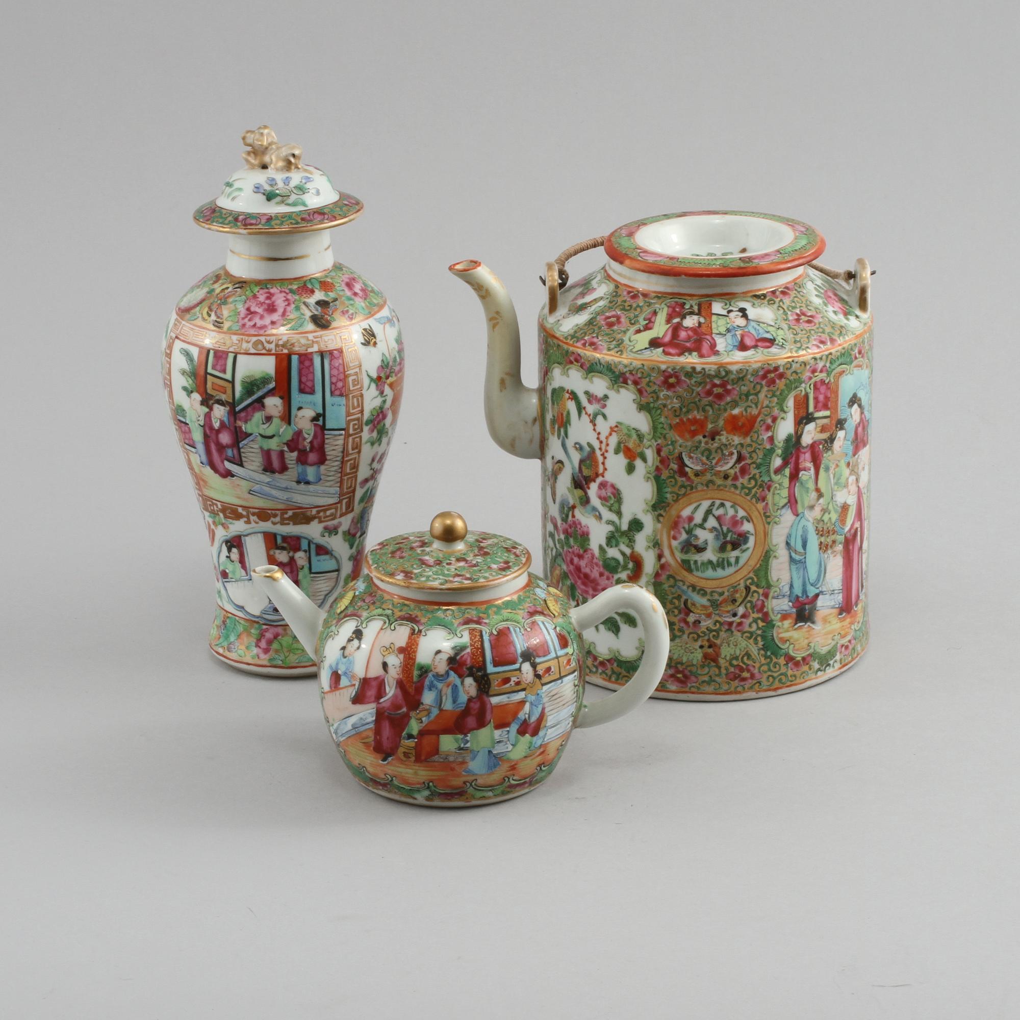 LOCKURNA samt TEKANNOR, 2 st, porslin, Kanton, Kina, omkring sekelskiftet 1900.