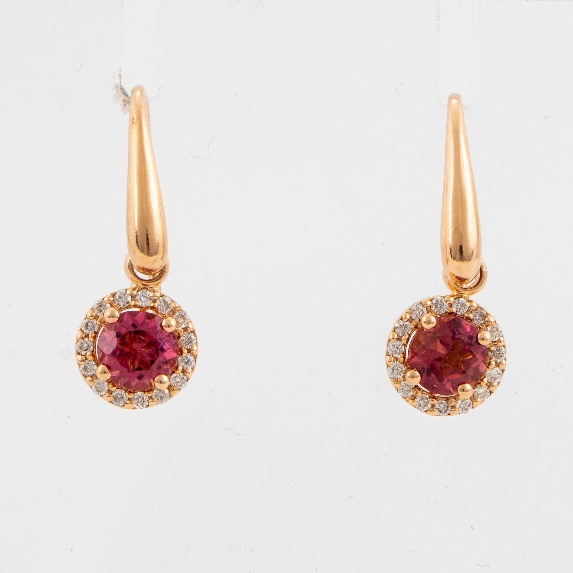 ÖRHÄNGEN, med rosa turmaliner och briljantslipade diamanter.