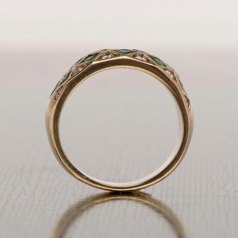 RING, guld 18K, små diamanter 12 st ct och 16 smaragder tot. ca 1,60 ct. 1900-talets sista kvartal. Vikt 6,3 g.