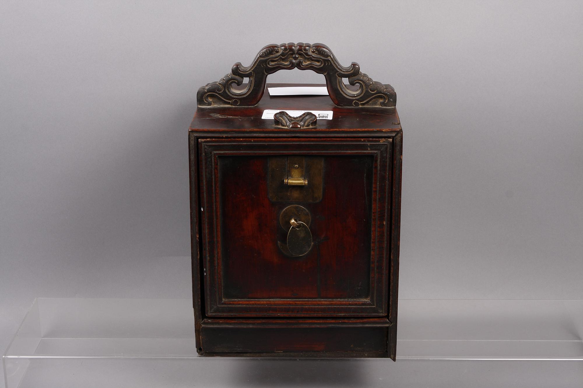 MINIATYRBYRÅ. Kina. 1800/1900-tal.