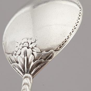 A silver table spoon and a vodka spoon, 18th/19th century.