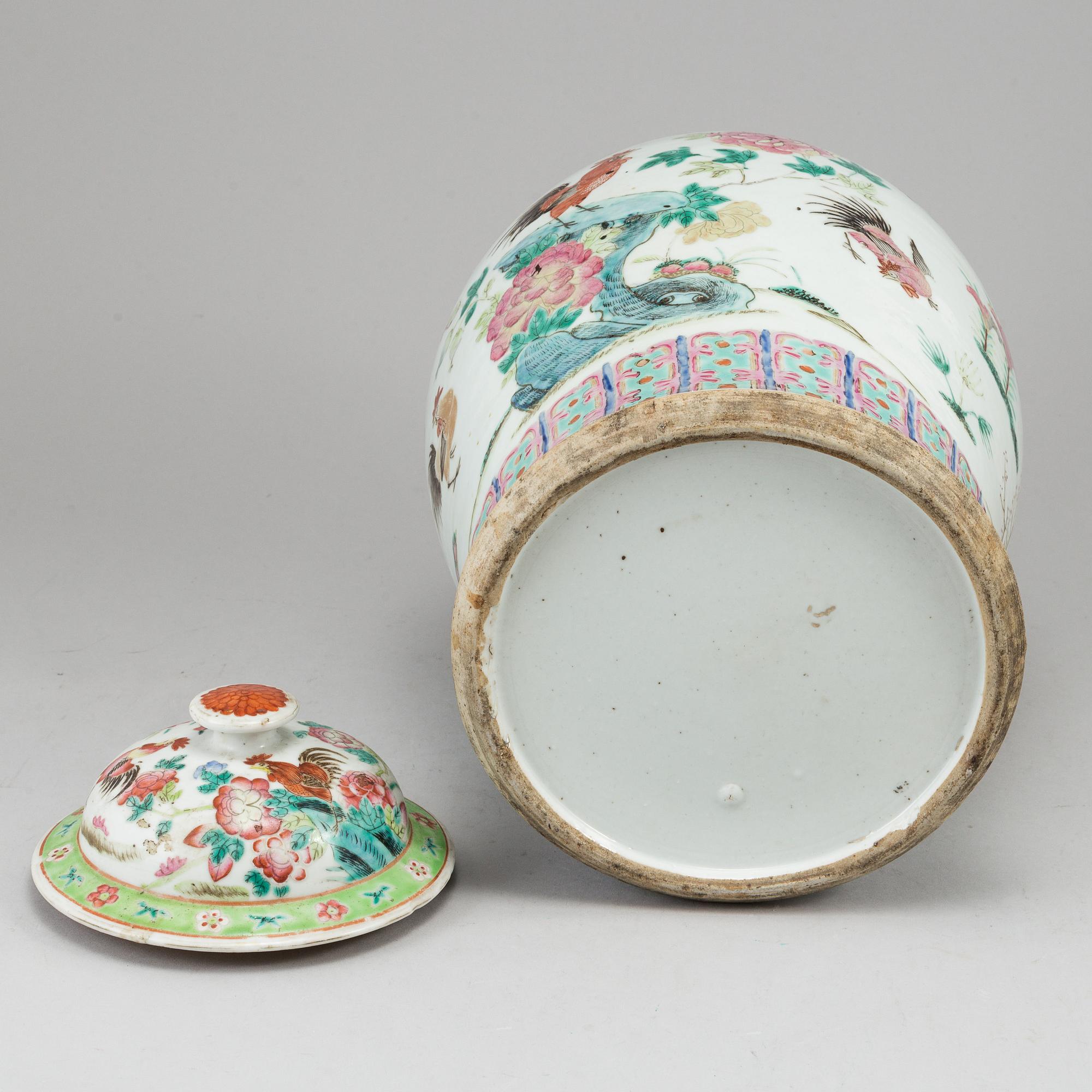 A large famille rose vase with cover, Qing dynasty, late 19th century.