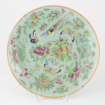 Fat, porslin, Kanton, samt tallrikar, 2 st, Kina, 1800-tal.