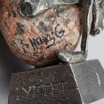 HENRY GUSTAFSSON, skulptur, sten och tenn, "Lyftet", Vimmerby 1985.